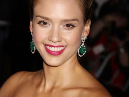 Jessica Alba strahlt die Fotografen an