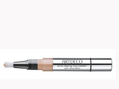 Um kleine Fältchen an den Augen zu minimieren verwendet Jessica einen Concealer. Ideal ist einer mit Anti-Aging-Effekt: "Dita Anti Aging Concealer-Lifting Effect Nr. 03" von Artdeco, ca. 17 Euro