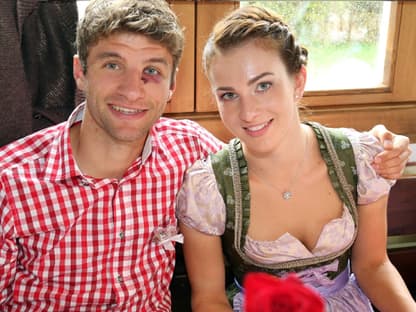 Thomas Mueller mit Veilchen und seiner Frau Lisa