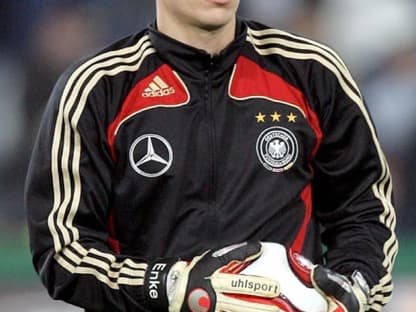 Große Trauer im November 2009. Nationaltorwart und Fußball-Star Robert Enke ist am 10. November im Alter von nur 32 Jahren in der Nähe von Hannover gestorben. Er hat sich auf tragische Weise das Leben genommen