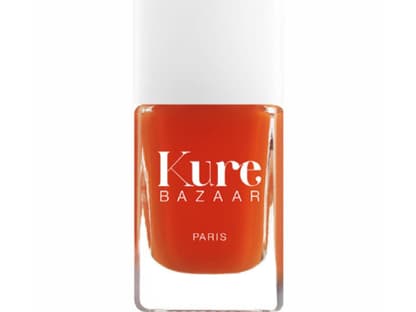 Afrika lässt grüßen! Die fröhlichen Farben von Kure Bazaar Paris sind dank ihrer eco-natürlichen Formel und der Verringerung von Chemikalien besonders schonend für den Nagel. Perfekt für stylische Sommerlooks!
"Afrika" von Kure Bazaar, 10 ml ca. 17 Euro, über www.ausliebezumduft.de