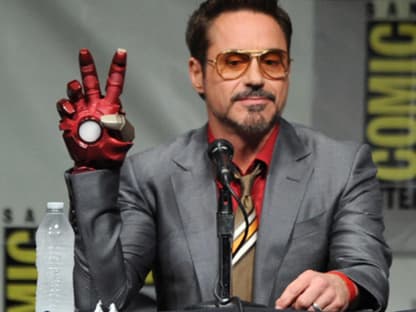 Er ist zurück! Auf der Comic Con stellte Hollywood-Star Robert Downey Jr. sich den Fragen der Journalisten - alles zum Thema "Iron Man 3". Der Schauspieler hatte sogar einen Teil seines Film-Outfits dabei