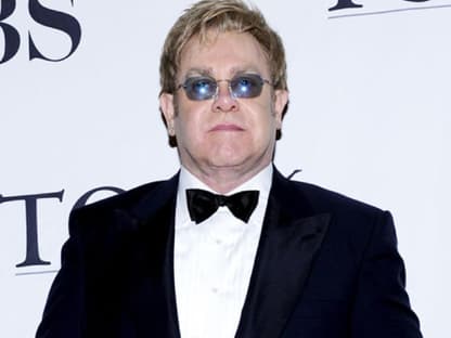 Elton John: Nach der schockierenden Nachricht von Jacksons Tod, legte Elton bei seinem "White Tie and Tiara"-Ball seinen Hit "Dont Let the Sun Go Down on Me" auf.