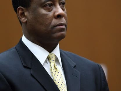 Dr. Conrad Murray wurde angeklagt. Der Privatarzt von Michael Jackson soll ihm eine Überdosis des Narkosemittels Propofol gespritzt haben