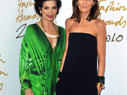 Bianca Jagger mit der britischen Designerin Phoebe Philo, die zur "Designerin des Jahres" gekührt wurde