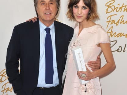 Sänger Brian Ferry gratuliert It-Girl und Model Alexa Chung zu ihrem British Style Award