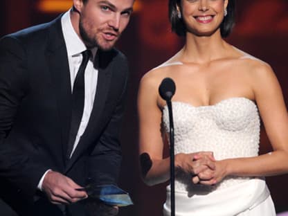 Morena Baccarin ("Homeland") und Stephen Amell ("Private Practise") präsentieren einen Award