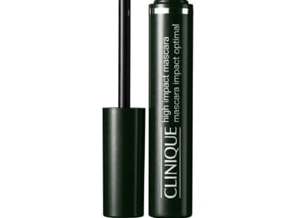  "High Impact Mascara" von Clinique umhüllt jedes einzelne Härchen und lässt es seidig glänzen, ca. 20 Euro