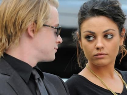 "Kevin allein zu Haus" - Schauspieler Macaulay Culkin weint um seinen langjährigen Freund. Seine Lebensgefährtin Mila Kunis steht ihm bei