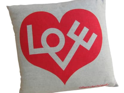 Kissen mit Love-Print von Vitra über designikonen.de, ca. 115 Euro