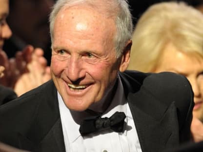 Film-Produzent Jerry Weintraub wurde beim UNICEF-Ball mit dem "Danny Kaye Humanitarian Award" augezeichnet, der ihn als "Man of the Year 2009" ehrt. Er ist sichtlich stolz