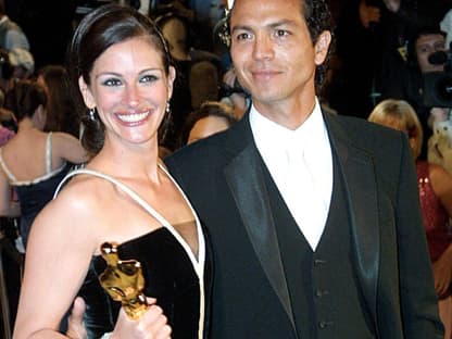 2001: Julia Roberts & Benjamin Bratt: Das Paar trennte sich nur vier Monate nach diesem Bild. âEinige Männer vertragen es nicht, plötzlich im Schatten ihrer Frauen zu stehen", weiß Ludowig. Wohl auch nicht Bratt, der ebenfalls Schauspieler ist