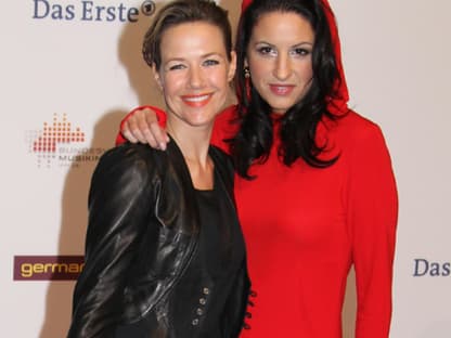 Alexandra Neldel und Minu Barati-Fischer im Rot-Käppchen-Outfit