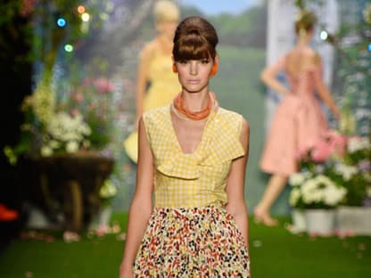 Die prächtigen Blüten, die Lena Hoscheck auf der Fashion Week in Berlin präsentiert, sehen so echt aus, dass einem der Duft der Blumen in der Nase kitzelt.