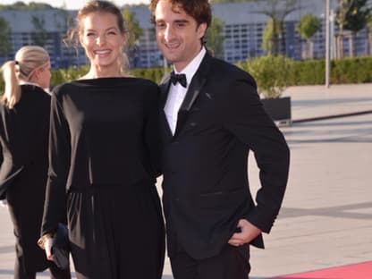 Im Partnerlook: Yvonne Catterfeld und Freund Oliver Wnuk ganz in Schwarz. Sehr klassisch!