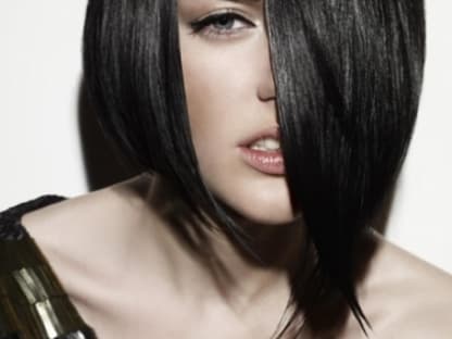 Blickfang: Lange Konturen -  Diese moderne Bob-Variante von Schwarzkopf steht ganz im Asia-Trend und eignet sich super für schweres, dickes Haar. Die Konturen bleiben extrem lang, auch im Nacken, der in dieser Saison nicht ausrasiert wird. Für den aalglatten Look helfen Glätteisen und Glanzspray.