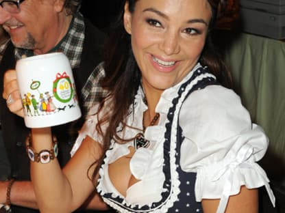 Stars, wie Verona Pooth schlüpfen in Dirndl und Lederhosen und feiern die diesjährige Wiesn 2011!