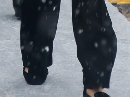 Ganz unladylike stapfte sie in Slippers durch den Schnee