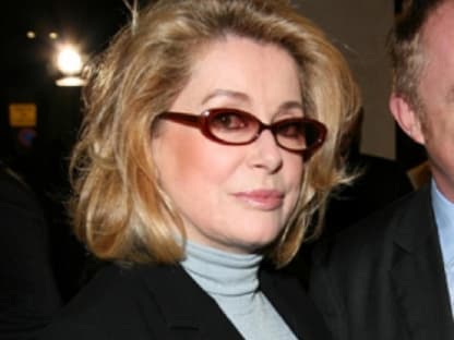 Filmdiva Catherine Deneuve war einst die Muse von Yves Saint Laurent. Auch heute lässt  sie sich keine Show des Labels entgehen