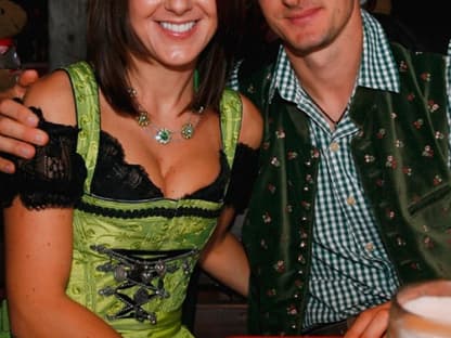 Beim Oktoberfest dürfen die Spieler des "FC Bayern München" nicht fehlen. Stürmer Miroslav Klose nimmt seine Ehefrau Sylwia ganz herzlich in den Arm