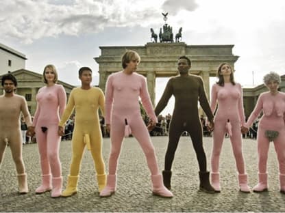 Brüno und seine Models Hand in Hand vor dem Brandenburger Tor