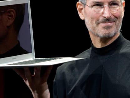 Fans nennen ihn liebevoll den iGod: Apple-Mitbegründer Steve Jobs starb nach langem Krebsleiden am 05.10.2011 zu Hause im Kreise seiner Familie. Einige Monate vor seinem Tod zog sich Jobs aus dem Unternehmen zurück