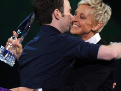 Glückwunsch! Chris Colfer überreicht TV-Star Ellen DeGeneres einen Award in der Kategorie "Favourite Daytime TV Host"