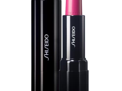 Der Look wird mit einem knalligen Lippenstift, wie etwa dem "Perfekt Rouge Sensation (RS448)" von Shiseido, ca. 23 Euro, vollendet