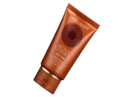 Fürs Gesicht:  Mit Schimmerpuder: "Bronze Goddess Selbstbräunerlotion für das Gesicht" von Estée Lauder, 50 ml ca. 28 Euro
