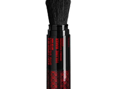 Um den Look zu komplettieren braucht man auch die tolle Welle von Frau Casta. Dafür das Haar zuerst mit einem Volumenpuder bearbeiten. So bekommt man mehr Volumen am Ansatz. "Volume Maker" von Shu Uemura, ca. 42 Euro