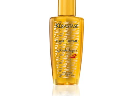 Promi-Tochter und Designerin Jade Jagger reeditierte das Haaröl "Elixier Ultimo" und ordnete goldene Reihen von Kussmündern auf dem Flakon an. Hot!´  "Elixier Ultimo by Jade Jagger von Kérastase, 125 ml ca., 34 Euro