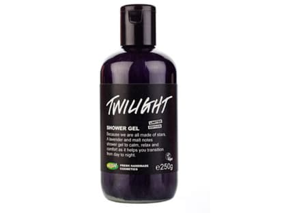 Passend zur anstehenden Premiere des dritten Teils der Twilight-Saga, kann man jetzt schon mit dem gleichnamigen Duschgel baden gehen: Vollgepackt mit ätherischen Aromen soll es ausgleichend und beruhigend wirken. "Twilight"-Duschgel von Lush, 100 ml, ca. 8 Euro, limitiert erhältlich