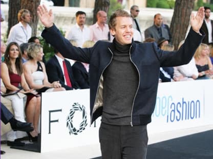 Sebastian Vettel hatte offensichtlich viel Spaß beim Gang über den Catwalk. Leider ist er für eine Profi-Lafsteg-Karriere zu klein