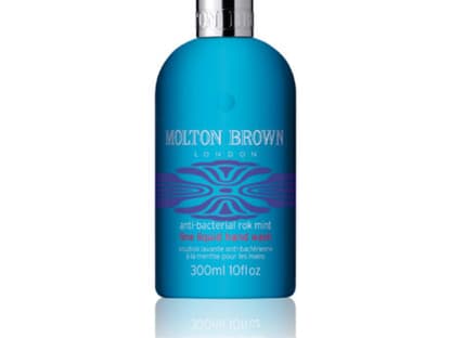 Welche Handseife riecht megatoll nach Minze, Brombeere und Basilikum? Wir kennen nur die Rok Mint Hand Wash von Molton Brown und stehen schon mal Schlange am Waschbecken. "Anti-bacterial Rok Mint Hand Wash" von Molton Brown, 300 ml ca. 19 Euro, erhältlich bei Douglas