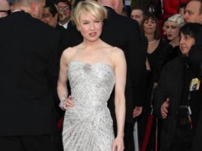 Renée Zellweger: Das hochgeschlitzte Silberkleid entwarf Carolina Herrera für den "Bridget Jones"-Star, Armbänder und Brosche lieh sich Renée bei Cartier aus