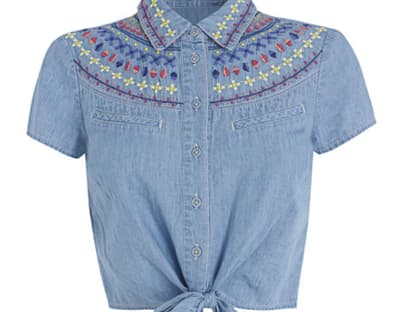 Geknotetes Denim-Top mit Stickerein von H! by Henry Holland, erhältlich auf debenhams.de, ca. 35 Euro