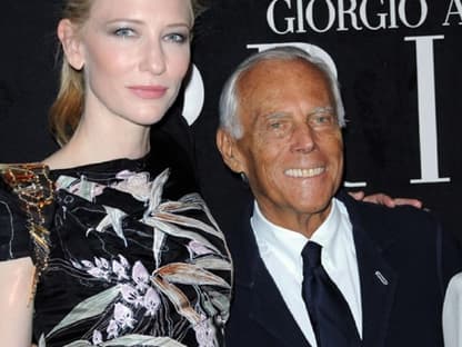 Designer Giorgio Armani hält Schauspielerin Cate Blanchett im Arm