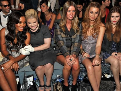 Die Frontrow von links: Joy Bryant, Angela Simmons, Kelly Osbourne, Nicky Hilton und Whitney Port