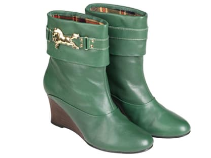 Das sind die perfekten Begleiter für einen schönen Winterspaziergang. Wedge-Stiefeletten von Edith&Ella;, ca. 190 Euro