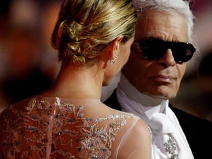 Auch Karl Lagerfeld kam zu dem Event der AIDS-Stiftung. Mit dem Rücken zu uns: Heidi Klum. Ein Wunder, dass die beiden sich so nahe kommen, wetterte Karl doch kürzlich gegen sie...