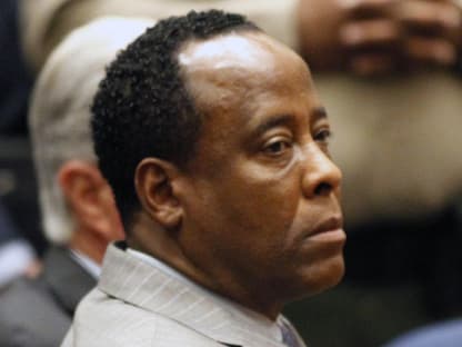 Ebenfalls tragisch: Der Prozess um Michael Jacksons Leibarzt Dr. Conrad Murray. Er wurde am 29.11.2011 für schuldig gesprochen, den King of Pop fahrlässig mit einer Überdosis Propophol getötet zu haben. Das Strafmaß: Vier Jahre Haft ohne Bewährung