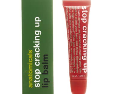  Spröde Lippen gehören nun der Vergangenheit an. Der pflegende Balm versorgt trockene Lippen anhaltend mit Feuchtigkeit und schützt vor dem Austrocknen. "Stop Cracking Up Lip Balm" von Anatomics, 15 ml ca. 3 Euro, exklusiv bei Douglas