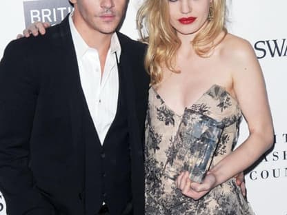 Schauspieler Jonathan Rhys Meyers posiert zusammen mit Giorgia May Jagger, der kleinen Tochter von Mick Jagger und Jerry Hall