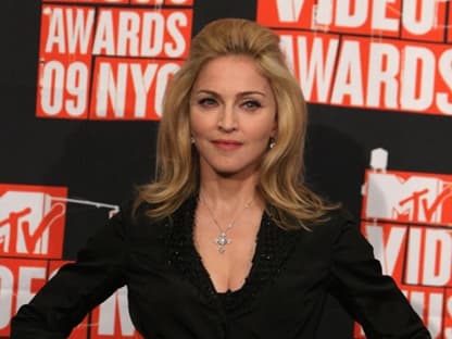 Sängerin Madonna gab sich ungewohnt hochgeschlossen und züchtig. Kein Wunder: Sie ehrte den verstorbenen "King of Pop" mit einer Rede