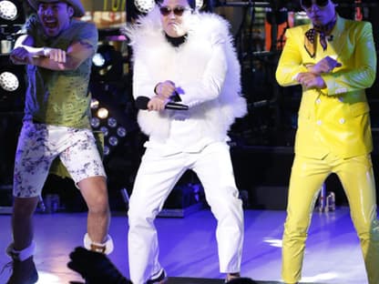 Newcomer Psy durfte in New York auch nicht fehlen und performte ein letztes Mal im Jahr 2012 seinen berühmten "Gangnam Style"