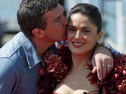 Antonio Banderas gibt seiner Schauspiel-Kollegin Salma Hayek einen dicken Schmatzer ...