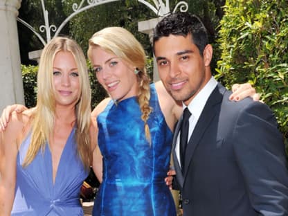 Kaley Cuoco, Busy Philipps und Wilmer Valderrama posierten gemeinsam für die Kameras