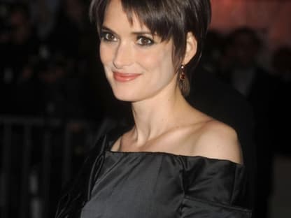 Winona Ryder kam in einer schlichten schwarzen Abendrobe