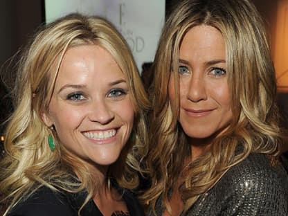 Preisträgerin Jennifer Aniston wurde Backstage von Kollegin Reese Witherspoon beglückwünscht