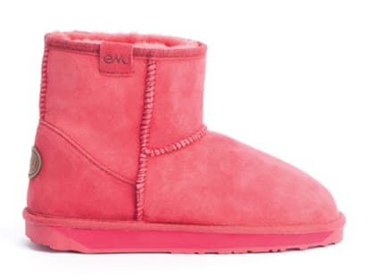 Cool und kuschelig warm. Dazu noch in der angesagten Farbe Coral: Lammfellboots von Emu, ca.´  149 Euro